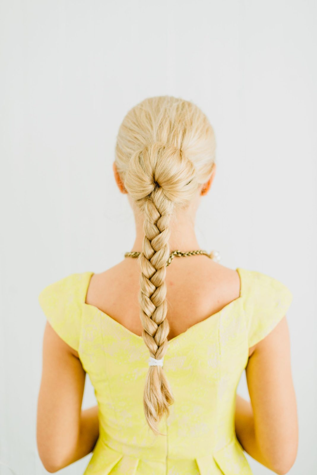 Blonde Flechtfrisur mit Dutt von hinten